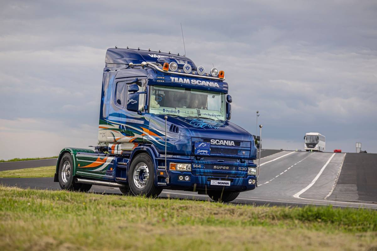 Scania 144L spadá do úplně nové série 4, kterou švédská automobilka ukázala v roce 1995. Design kabiny tentokrát navrhl Bertone, oproti sérii 3 se zvětšil prostor v interiéru, zvýšila se i bezpečnost a zlepšila aerodynamika. Nabídka byla opět mimořádně široká a sahala od distribuční či dálkové varianty až po modely pro stavební sektor.