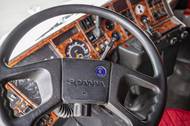 Logo Scania nechybí ani na volantu.