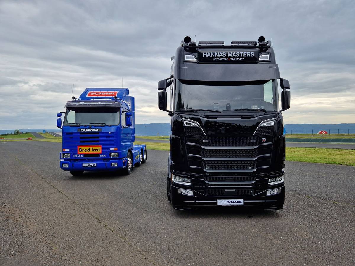 Modrý z počátku 90. let, černý z ryzí současnosti. Scania 143M a 770S demonstrují třicetiletý rozdíl mezi tahači. Dokonce vrcholnými modely v daných letech výroby.