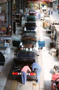 Vzácný pohled do výroby osobních aut v Příboře v roce 1994.