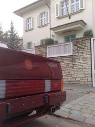 Prezident před vilou Václava Havla v pražských Střešovicích.