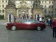 Hotová Tatra Prezident na stejném místě před Matyášovou branou na Pražském hradě v roce 1994.