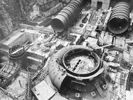 Betonáž v podzemní části elektrárny. Na podzim 1958 předali stavbaři staveniště první turbíny montérům Elektrostroje Brno, kteří výtahem v šikmém tunelu spustili do podzemí čtyři části ocelové spirály a poté jednotlivé části turbíny. Celá konstrukce spirály vážila 30 tun.