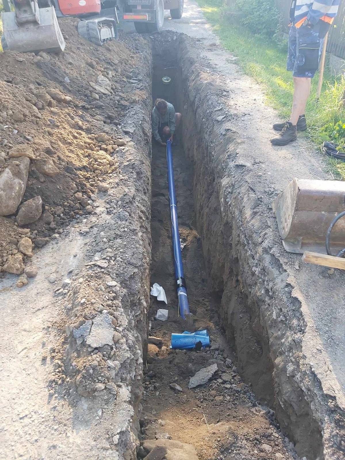 Stavba vodovodu začala. Od započetí stavby (červen 2024) se podle itineráře stavební firmy  nejprve položí úseky, které nejsou položeny z předešlé doby.  Pokud se bagruje někde mimo plán, znamená to, že firma zkoumá těsnost již položeného potrubí. Proto není třeba zbytečně se panikařit, že se u vašeho domu již něco děje. 
Plánovaný předpoklad (data se mohou v závislosti na případných komplikacích měnit):
I. etapa  17. 6. => cesta kolem 4 koček
II. etapa  1. 7.  => cesta od křižovatky u domu Blažíčkových směrem k fotbalovému hřišti
III. etapa  15. 7.  => úsek u stavebních parcel pod kravínem
IV. etapa  5. 8. – 30. 8. => propojení stávajících okruhů (první u domu Rudolfa Růžičky, druhý u mezi zvonicí a křižovatkou ke kravínu)
V. etapa  30. 8. => cesta ke Třem Smrkům
Toto jsou nová místa, zde není položeno žádné potrubí. Jednotlivé odbočky k nemovitostem či stavebním parcelám budou konzultovány s majiteli po předchozí telefonické domluvě. Každý majitel bude mít možnost upřesnit místo, kde bude chtít mít připojovací místo. Podobně jako u kanalizace skončí odbočka na hranici pozemku ve vlastnictví obce. Bude ukončena tzv. šoupátkem (zařízení umožňující případné uzavření) a označena tak, aby ji majitelé pozemků dokázali později najít a napojit. Napojení není povinné.
Další pozdější povinností bude tzv. cejchování vodoměru. Tuto službu může zajistit obec, platí si ji ale každý sám. Domácnosti tedy mohou využít stávající vodoměry, není nutné je měnit.
Do trubek, které jsou už v zemi z předešlého projektu, budou navrtáváné odbočky až na úplný závěr projektu. Zde se bavíme prakticky o celém intravilánu obce. Zde je prozatím dost času, informace opět budou dodány průběžně.