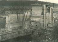 První nápady na vybudování přehrad na Vltavě se objevily po povodních v roce 1892. Stavba ale nakonec začíná až o téměř šedesát let později.