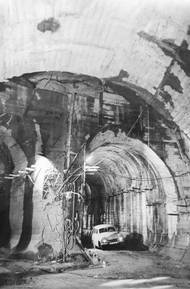 V květnu 1952 začalo ražení odpadního tunelu směrem od Vyššího Brodu. Ražba protištol od Lipna začala o tři roky později. Dne 10. ledna 1956 se spojily štoly z obou stran. Díky precizní práci techniků a inženýrů nedošlo při spojení na více než tříkilometrovém tunelu k žádným výchylkám.