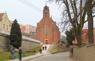 Novogotický kostel svaté Barbory postavený v polovině 19. století i s farou je dnes chráněnou kulturní památkou.