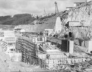 Během stavby přehrady bylo přemístěno více než milion kubických metrů zeminy. Na výstavbu šikmého tunelu, tlačných šachet, podzemního dómu a dalších konstrukcí byly spotřebovány více než dva miliony kubíků cementu.