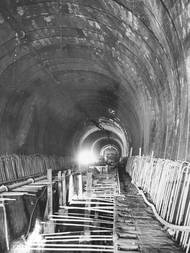 Tunel vedoucí do podzemní části hráze je dlouhý 200 metrů.