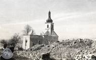 Starobylý kostelík byl zbořen, protože by hladina jezera ohrozila jeho základy. V popředí, v místě rumiště, stával ještě nedávno jeden z posledních pranýřů. Snímek z roku 1959.