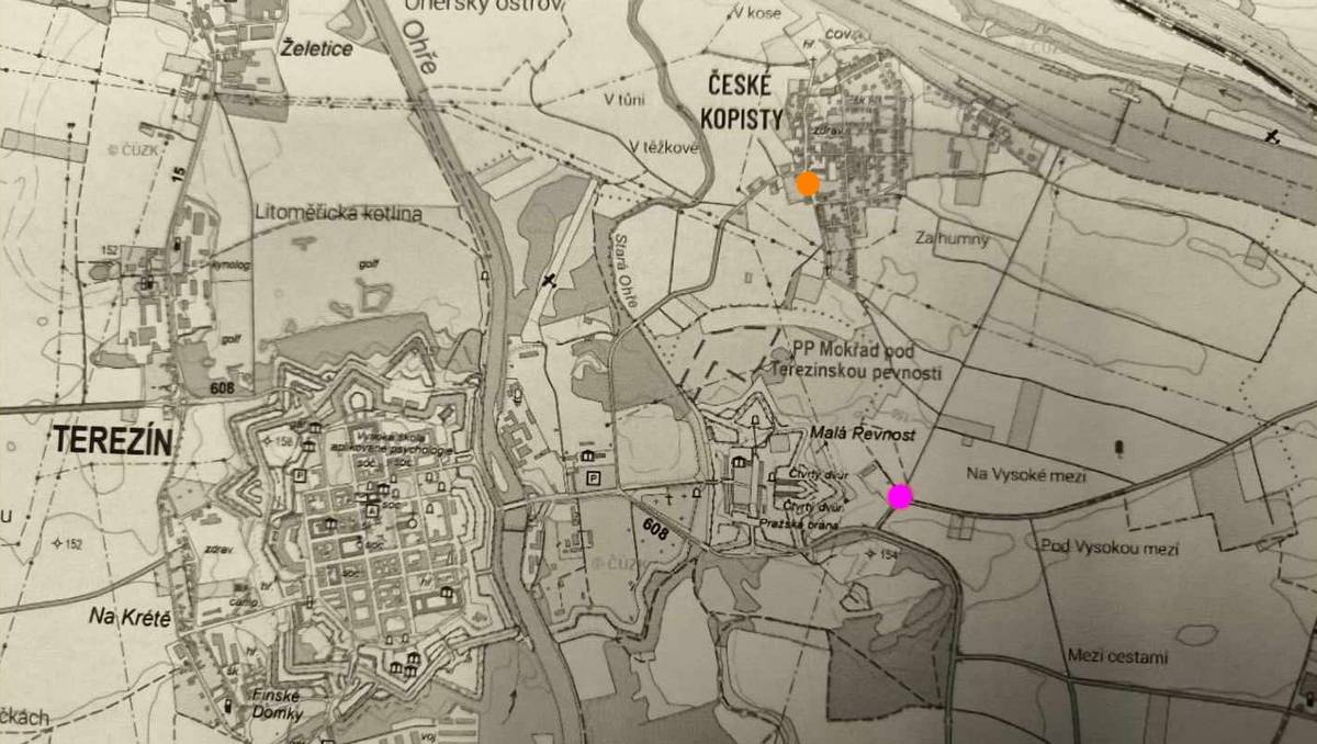 Dobrý den všem,  děkuji za informaci panu Pětíkovi, kterou nám nebyl nikdo z dopravní společnosti ochoten sdělit.
Bohužel po asi 30 min. diskuzi s dispečinkem v ÚL mi bylo přislíbeno, že autobus při cestě do Počapel zastaví na křižovatce u sběrny (bývalý sklad OZ). Je to na dělové cestě.
Od původní zastávky v obci je to asi 1300 m.
Zítra budeme řešit provizorní zastávku blíže.
Dnes se s nimi bohužel nedá domluvit. Ještě odpoledne byl ale slib, že na zastávku zajedou. Moc se všem omlouvám za nepříjemnost, kterou nedokážeme ovlivnit.Ještě přidávám mapu, kde bude autobus zastavovat (růžově zvýrazněno).
Oranžově je původní zastávka.

René Tomášek, Starosta