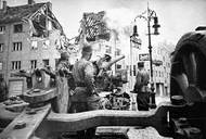 23. dubna rozdělil sovětský vůdce Josef Stalin Berlín mezi Koněvův 1. ukrajinský a Žukovův 1. běloruský front. Na snímku dělostřelectvo Rudé armády v ulicích Berlína, duben 1945.