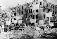 Vybombardované náměstí Wittenberg Platz v Berlíně. Cedule ukazují, kam se přestěhovaly obchody.