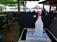 Dezinfekce "zdobí" vstup na zahrádku všech restaurací, barů i obchodů a nákupních center. Někde zůstávají nadále nainstalovaná i ochranná plexiskla, která oddělují obsluhu a zákazníky.