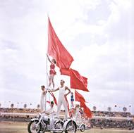 První spartakiáda v totalitním Československu se konala v roce 1955. Pro cvičence bylo vyrobeno 900 000 tenistek, 600 000 tílek, stejný počet trenýrek a kalhot, 70 000 sukének. Na stadionu bylo celkem 65 šaten, které pojaly neuvěřitelných 65 000 cvičenců.