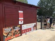 ...a prodejny rychlého občerstvení.