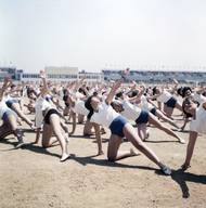 Ne všem se ale uvolněné mravy během hromadné akce pozdávaly. „V roce 1955 byla poprvé spartakiáda, byli tam dorostenky a dorostenci. Ti udělali kruh a ohmatávali tam holky,“ prozradila v rozhovoru pro Právo Jana Šiklová, zakladatelka Gender studies, která se zabývá vztahy mezi muži a ženami.