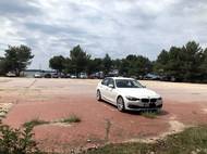 A z těch pár aut, která tu stojí, má většina domácí registraci.