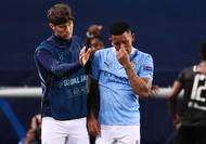 Truchlící Raheem Sterling věděl, že měl na noze vyrovnání. Místo toho pak zasadil Lyon rozhodující ránu.