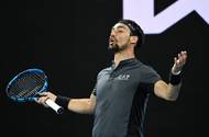 Italský tenista Fabio Fognini znovu potvrdil status jednoho z nejproblémovějších tenistů nejen současnosti, ale dost možná i historie. Sedmnáctý hráč světového žebříčku vyhrál pětisetovou bitvu s dalším Italem Salvatorem Carusem, po závěrečném podání rukou u sítě se ale nezdržel zbytečného komentáře.