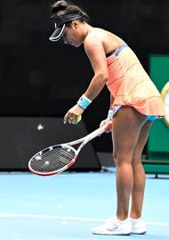 Britka Heather Watsonová bojovala s pampeliškami zamotanými v raketě.