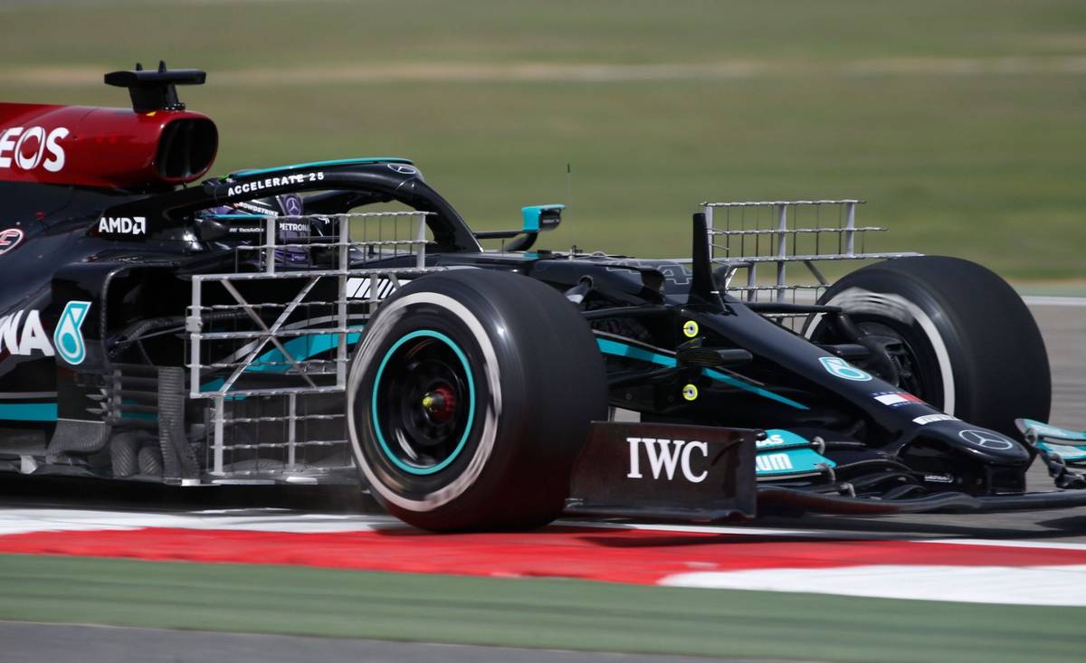 Letošní jediné testy formule 1 před novou sezonou se konaly v Sáchiru. Všichni piloti a týmy měli na vyzkoušení monopostů jen tři dny. Suveréna hybridní éry Mercedes provázely od počátku technické problémy a jeho jezdci odjeli nejméně kol ze všech. Proto byla každá data z "hrabla" plného aerodynamických senzorů letos o to cennější.