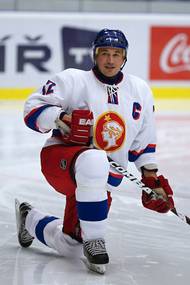 FRANTIŠEK KABERLE. Starší z bratrské dvojice byl v Rakousku na svém druhém šampionátu, v osmi zápasech zapsal dva góly a tři asistence. V 22 letech zrovna prožíval švédskou etapu své klubové kariéry. Později vyhrál také MS 1999, 2000, 2001 a 2005, úžasné reprezentační časy potom uzavřel bronzem z olympiády v Turíně. Kaberle byl neodmyslitelnou součástí zlaté generace, z deseti šampionátů, na nichž startoval, má sedm medailí. S Carolinou vyhrál Stanley Cup v roce 2006. Doma v Kladně se věnoval trénování a letos už jen z pozice fanouška sledoval rychlý návrat Rytířů zpět do extraligy.