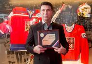 JIŘÍ KUČERA. Nastřílel pět branek, spolu s Robertem Langem byl nejlepším střelcem mužstva. V 30 letech byl po Stavjaňovi a Kadlecovi třetím nejstarším mužem výběru. Trefil se v semifinále proti USA a zlato pečetil gólem do prázdné branky ve finále s Kanadou. Vídeň byla pro Kučerou osmým a zároveň posledním šampionátem, po čtyřech bronzech se konečně dočkal i celkového vítězství. Plzeňský patriot se proslavil ve finské Tappaře Tampere a ve švédském klubu Lulea, s nímž právě v roce 1996 vyhrál švédskou ligu. Pak dlouhá léta trénoval v Plzni, dále v Litvínově, Hradci Králové či Nitře. Naposled spolupracoval s druholigovými Klatovy.