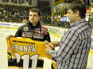 PETR FRANĚK. Třetí brankář vídeňského mužstva, který se na MS podíval v 21 letech po vynikající sezoně v Litvínově. Bylo to ovšem také naposledy, kdy Franěk nakoukl do reprezentační kabiny. Později působil v zámoří, v extralize si zachytal za Karlovy Vary a Slavii. Ve sbírce má tři domácí stříbra. V roce 2007 se vrátil do Litvínova a působil tam sedm let, než s hokejem skončil.