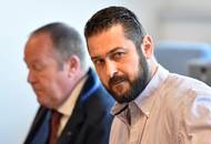 ROMAN ČECHMÁNEK. Ve Vídni sbíral zkušenosti, jeho čas v národním týmu přišel později. Vyhrál ještě MS 1999 a 2000, kdy už byl nejlepším gólmanem turnaje v Petrohradu vyhlášen on. Po úspěšné kariéře, ozdobené pěti triumfy se Vsetínem či individuální trofejí z dob v NHL, trénoval Valašské Meziříčí, Hodonín a naposledy působil jako asistent v Trnavě. Trápí ho však velké dluhy z podnikání, kvůli nimž přišel o všechny své nemovitosti, včetně pivovaru. V prosinci loňského roku ho krajský soud potřetí zprostil obžaloby z podvodu, ale státní zástupce se hned odvolal. Soudní tahanice neberou konce.