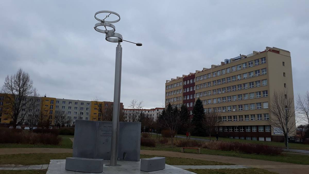 Ústav fyzikální chemie Jaroslava Heyrovského se nachází v pražské Libni uprostřed sídliště nedaleko stanice metra Ládví.