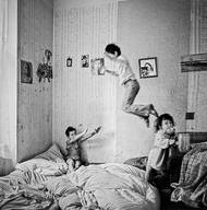 "Jsem rád, že jsou fotografie vystaveny v tom prostředí, ve kterém vznikly," uvádí fotograf.