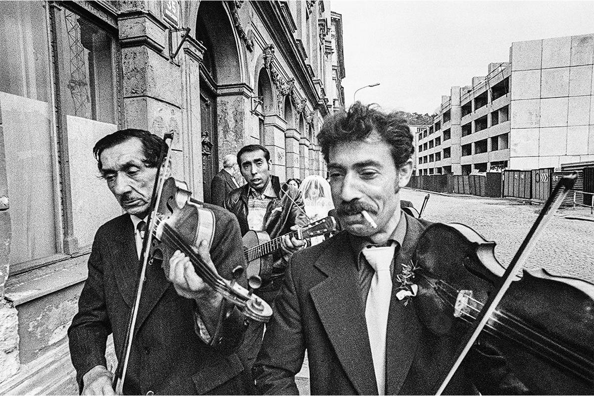 V době, kdy mu bylo kolem 20 let, nafotografoval dokumentarista Karel Cudlín unikání soubor zachycující život Romů ve starých pavlačových domech na pražském Žižkově a zároveň odrážející proměnu této čtvrti. Nyní je bezmála třicet snímků vystaveno na Kostnickém náměstí a ještě zbývá pár dní, kdy je možné je vidět.