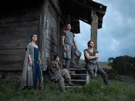 Skupinový portrét. Nazanin Boniadiová hraje léčitelku Bronwyn, Tyroe Muhafidin jejího syna Thea. Ismael Cruz Córdova ztvárnil sylvanského elfa Arondira, vpravo je Charlie Vickers jako hraničář Halbrand.