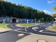 Dopravní hřiště v Karlových Varech je součástí areálu Svět záchranářů a je tak na něm mimo jiné semafor, který signalizuje výjezd vozidel složek záchranného systému.