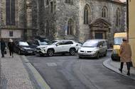 Třeba před kostelem sv. Martina ve zdi z 12. století jsou oficiálně dvě parkovací místa. Pravidelně tu ale stojí zhruba takové množství aut a další tudy projíždějí.