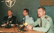 Petr Pavel (vpravo) coby podplukovník Armády ČR v době, kdy měl začít působit v Nizozemsku na velitelství spojeneckých sil NATO ve střední Evropě. Rok 1999.