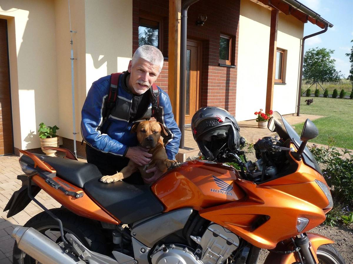 Petr Pavel se svým motocyklem a psem Bobem. Nedatovaný snímek (cca před rokem 2015)