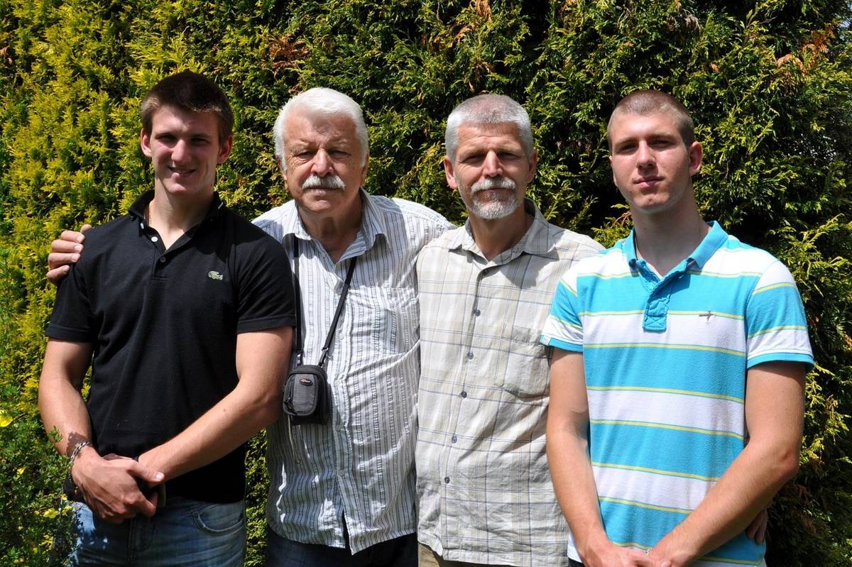 Generál Petr Pavel s otcem a syny. Nedatovaný snímek (cca před rokem 2015)