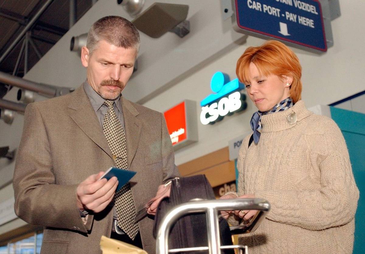 Petr Pavel s manželkou Evou na letišti v Praze-Ruzyni, odkud 21. ledna 2003 odletěl na velitelství USCENTCOM (velitelství amerických sil pro Blízký východ a Střední Asii) v Tampě na Floridě před začátkem války v Iráku.