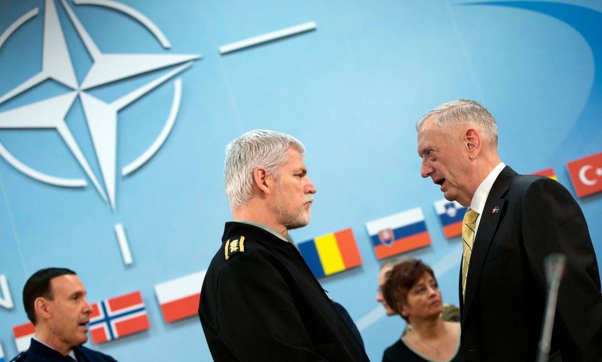 Petr Pavel (uprostřed) jako předseda Vojenského výboru NATO v rozhovoru s ministrem obrany USA Jamesem Mattisem. Brusel, rok 2017.