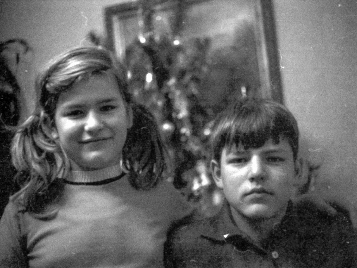 Petr Pavel se sestrou Jitkou na snímku z roku 1971.
