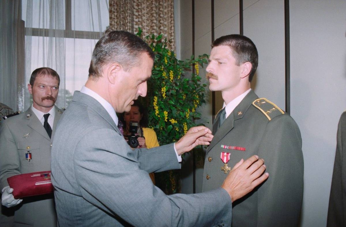 Petr Pavel dostává vyznamenání za záchranu francouzské jednotky z obklíčení na mírové misi UNPROFOR v bývalé Jugoslávii. 26. srpna 1993.