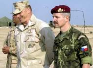 Petr Pavel (vpravo) v hodnosti brigádního generála Armády ČR v době, kdy jako velitel českých specializovaných sil navštívil Camp Dauhá v Kuvajtu. Rok 2003.