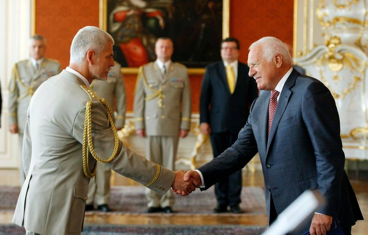 Petra Pavla (vlevo) jmenoval v roce 2012 tehdejší prezident Václav Klaus do funkce náčelníka generálního štábu Armády ČR.