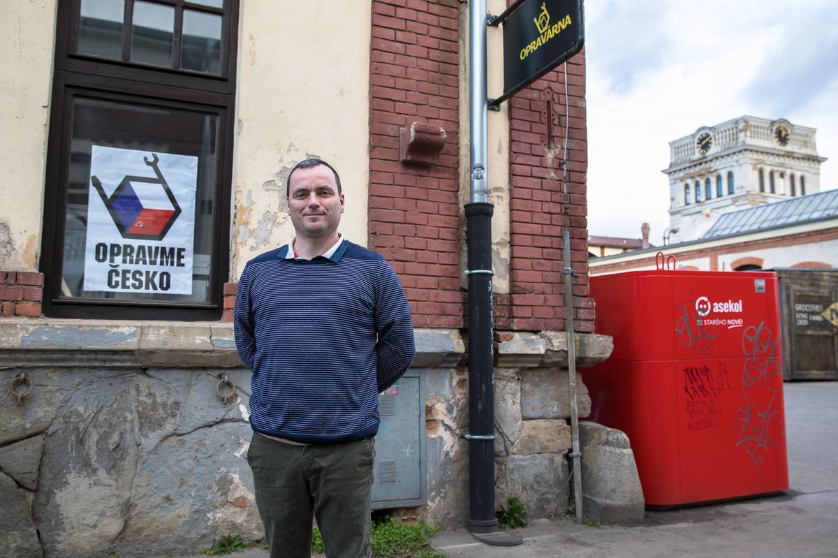 Do německého Amazonu se od zákazníků denně vrací desítky kusů zboží - jedná se o produkty, které si lidé nevyzvedli, vrátili je ve 14denní lhůtě rozbalené anebo byly poškozeny při přepravě. Obchodník ho prodá společně s dalšími kusy v kamionu na aukci za zlomek ceny. “Nikdy nevíme, v jakém stavu zboží přesně přijde. Ale Amazon ručí, že třeba 70 procent zboží bude v pořádku a půjde využít,” popisuje Jan Charvát, zakladatel prvního cirkulárního obchodu s elektronikou Opravárna, jak celý byznys funguje.