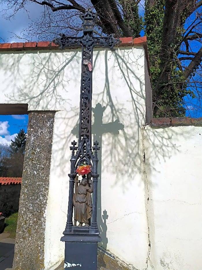 Dobrý den pane Gažíku,
neuzmul. Na tomto křížku nikdy žádný Ježíšek nebyl.