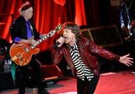 Ron Wood, Mick Jagger a Keith Richards z Rolling Stones v dresech fotbalového klubu FC Barcelona.