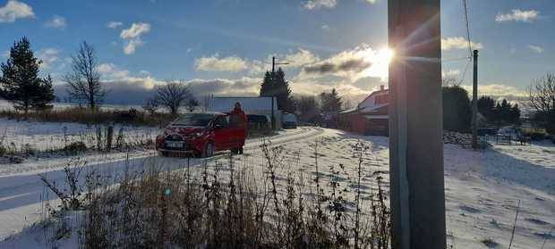 Vážení spoluobčané,
právě jsem dokončil objížďku obce, včetně ,,fajtláku, národňáku, pod školou" a byl jsem i na kolonce ve Stříbrných Horách. 
Všechny místní komunikace jsem sjel i vyjel a to i po zastavení v půli kopce. 
Naše zimní technika zatím vyjíždět nebude. Pokud se objeví někde kritické místo zavolejte mi na tel. 724 178 698.
Přeji krásnou zasněženou sobotu.
 
Bc. Kamil Mach
starosta obce