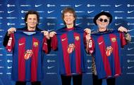 Ron Wood, Mick Jagger a Keith Richards z Rolling Stones v dresech fotbalového klubu FC Barcelona.